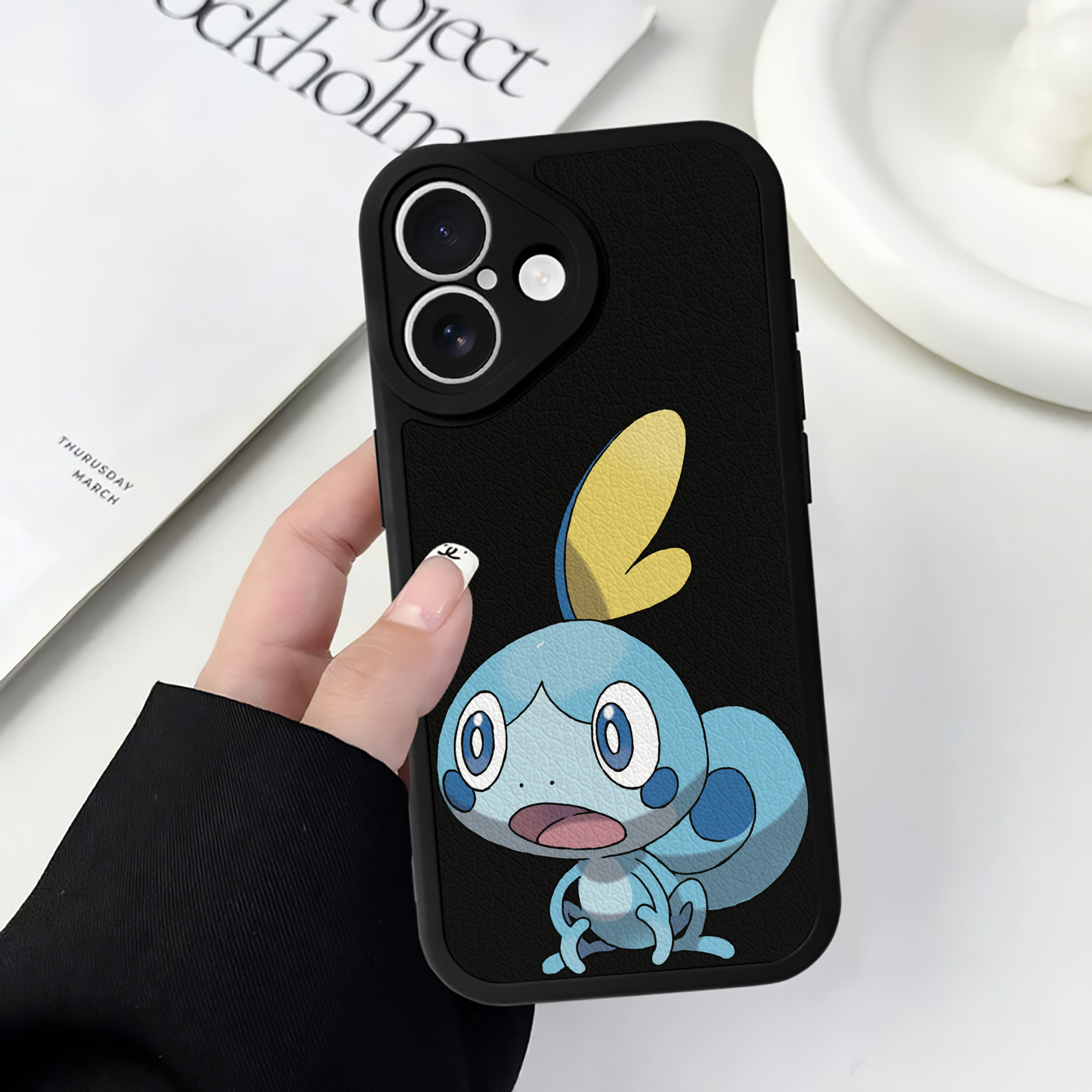 （画像用） ポケットモンスター Pokémon 【iPhone 16シリーズ対応】シリコンスマホケース（レザー調） 材質：シリコン
